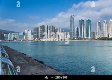 Hong Kong - 25 Décembre 2019 : Vue Sur La Ville De Tsuen Wan Depuis La Promenade Tsing Yi Banque D'Images