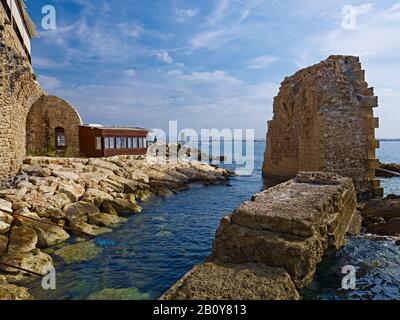 Vieux murs défensifs sur la mer Méditerranée à Akko près de Haïfa, Israël, Banque D'Images