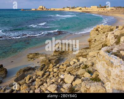 Côte méditerranéenne sur le site archéologique romain de Césarée, Israël, Banque D'Images