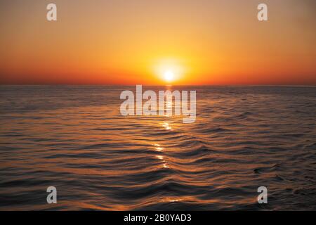 Coucher de soleil dans le golfe Persique, détroit d'Ormuz, Moyen-Orient, Banque D'Images