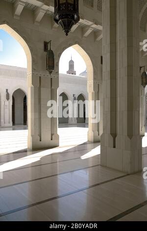 Cour, Mosquée Sultan Qaboos, Grande Mosquée, Muscat, Muscat, Sultanat D'Oman, Moyen-Orient, Banque D'Images