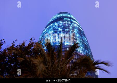 Torre Agbar le soir, tour de bureaux éclairée, quartier de Poblenou, quartier Sant Martí, Barcelone, Espagne, Banque D'Images