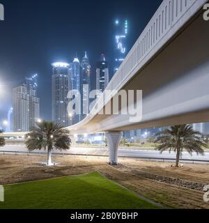 Pont, échangeur d'autoroute et immeubles de grande hauteur à Marina, New Dubai, Emirats Arabes Unis, Banque D'Images