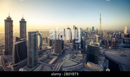 Gratte-ciel et chantiers de construction à Business Bay ainsi que Burj Khalifa depuis le toit de la tour Churchill au coucher du soleil, centre-ville de Dubaï, Emirats arabes Unis, Banque D'Images