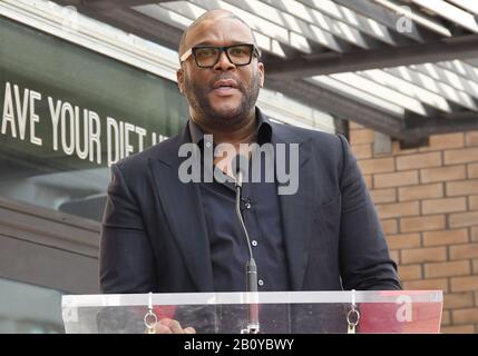 Tyler Perry au Dr. Phil McGraw Star Lors de La cérémonie du Hollywood Walk Of Fame qui s'est tenue devant le développement d'Eastown à Hollywood, CA le vendredi 21 février 2020 (photo De la Sthanlee B. Mirador/Sipa USA) Banque D'Images