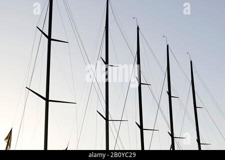 Mâts des yachts à voile de la classe Super Series, coupe Port Americas, port, Valence, Espagne, Banque D'Images