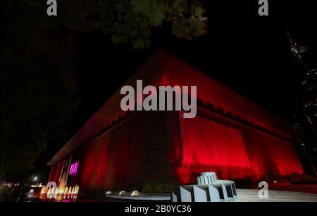 (200222) -- SYDNEY, le 22 février 2020 (Xinhua) -- la National Gallery of Victoria est éclairée en rouge à Melbourne, en Australie, le 21 février 2020. Alors que la Chine lutte contre l'épidémie de COVID-19, le gouvernement de l'État de Victoria d'Australie a lancé jeudi une nouvelle campagne pour montrer son soutien aux communautés chinoises au pays et à l'étranger. Dans le cadre de la campagne, un certain nombre de monuments de Victoria, dont le Centre des arts, la Galerie nationale de Victoria, le Melbourne Museum, l'hôtel de ville de Melbourne et la gare de Flinders Street, ont été illuminés en rouge et en or vendredi comme symbole de solidarité avec les Victoriens chinois Banque D'Images