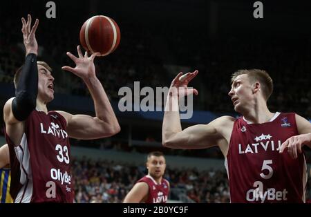 Riga, Lettonie. 21 février 2020. Les Martins Meiers (L) et Mareks Mejeris de Lettonie participent à un match de qualification du groupe H de la FIBA Eurobasket 2021 entre la Lettonie et la Bosnie-Herzégovine à Riga, Lettonie, le 21 février 2020. Crédit: Edijs Palens/Xinhua/Alay Live News Banque D'Images