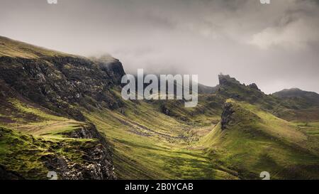 Glissement de terrain de Quiraing dans la brume matinale, Meall na Suiramach, Trotternish Ridge, Isle of Skye, Ecosse, Royaume-Uni, Banque D'Images