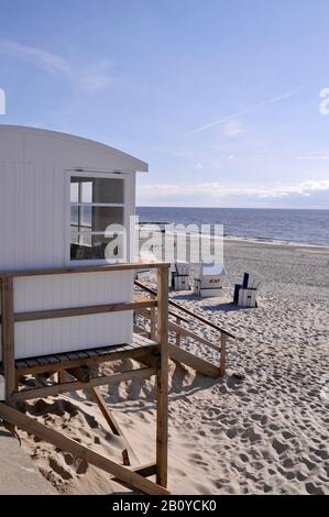 Location d'une station météo et d'une chaise de plage, Westerland, Sylt, Îles frisonnes du Nord, Schleswig-Holstein, Allemagne, Banque D'Images