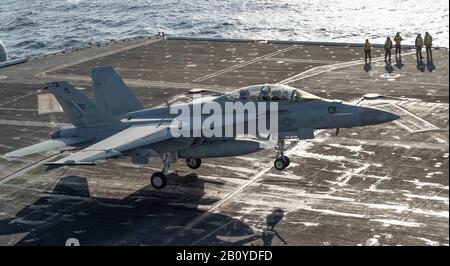 200118-N-VF045-1201 OCÉAN PACIFIQUE (JANV 18, 2020) Une Super Hornet F/A-18 F, du « Flying Eagles » du Strike Fighter Squadron (VFA) 122, effectue une reprise arrêtée sur le pont de vol du porte-avions USS Nimitz (CVN 68). Nimitz est actuellement en cours de réalisation d'opérations de routine. (ÉTATS-UNIS Photo marine par Mass Communication Specialist 3ème classe James Hong/publié) Banque D'Images