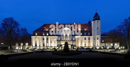 Radisson Blu Resort Schloss Fleesensee au crépuscule, luxueux hôtel de golf et de bien-être, Gohren-Lebbin, Mecklembourg-Poméranie-Occidentale, Allemagne, Banque D'Images