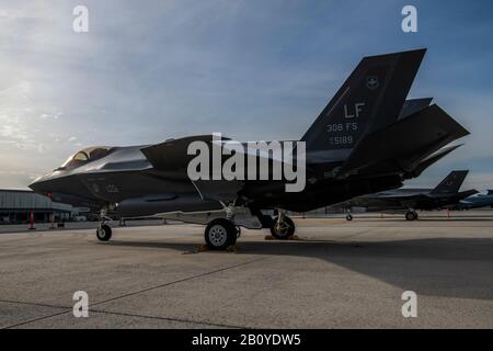 Un F-35 A Lightning II de la base Luke Air Force, Arizona, est situé sur la ligne de vol à Douvres AFB, Delaware, le 18 février 2020. Deux F-35 A sont revenus récemment de leur participation au Défi HX qui s'est tenu près de Tampere, en Finlande. Au cours du défi HX, cinq avions différents ont été testés pendant sept jours, dans des conditions météorologiques finlandaises, pour évaluer leur capacité à remplacer la flotte actuelle de la Force aérienne finlandaise FA-18 C et FA-18 D Hornets. (ÉTATS-UNIS Photo De La Force Aérienne Par Christopher Quail, Agent Principal De L'Aviation) Banque D'Images