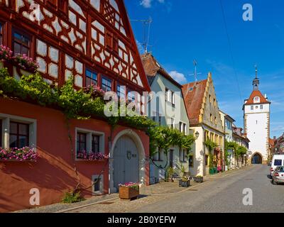 Luitpoldstrasse avec tour de ville à Prichsenstadt, Basse-Franconie, quartier de Kitzingen, Bavière, Allemagne, Banque D'Images