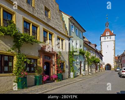 Luitpoldstrasse avec tour de ville à Prichsenstadt, Basse-Franconie, quartier de Kitzingen, Bavière, Allemagne, Banque D'Images