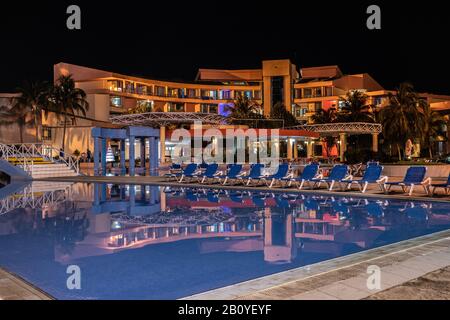 Piscine dans un complexe de luxe des caraïbes la nuit, heure de l'aube Banque D'Images