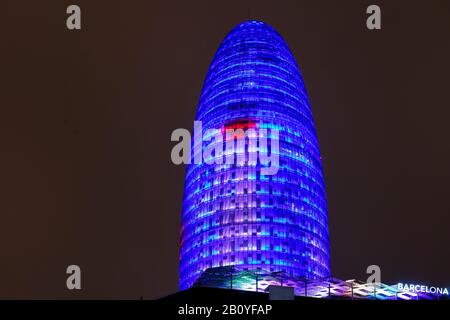 Torre Agbar le soir, tour de bureaux éclairée, Trendviertel 22 @, quartier de Poblenou, quartier Sant Martí, Barcelone, Espagne, Banque D'Images