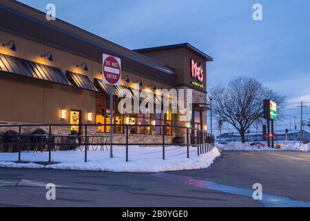 Utica, NY - 12 février 2020 : un restaurant Moe's Southwest Grill Éclairé la nuit. Le MOE's EST un restaurant-restaurant mexicain à restauration rapide Et Décontractée avec plus de 680 Locatio Banque D'Images
