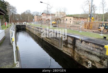 17 février 2020, Brandenburg, Fürstenberg: La écluse Steinhavel, sur la droite une nouvelle route d'accès avec un pont est construite, de sorte que la nouvelle construction de l'usine puisse commencer. Sur une période d'au moins quatre ans, 25 millions d'euros seront investis dans le renouvellement de l'échelle de pêche, de l'émir de moulin et de la écluse, avec des travaux à effectuer en dehors de la saison principale. Les voies navigables entre Berlin, Brandebourg et Mecklembourg-Poméranie occidentale devraient être prêtes pour le début de la nouvelle saison à partir du 06.04.2020. L'Administration de l'eau et de la marine marchande WSA veut éviter les fermetures dans la saison comme 2019 en raison de la Za Banque D'Images