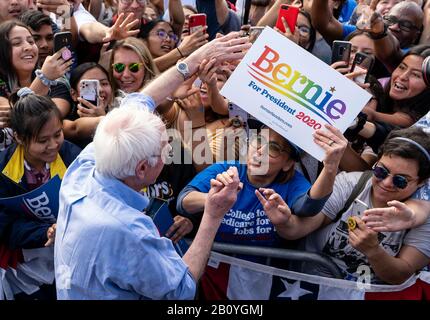 Santa Ana, États-Unis. 21 février 2020. Le candidat démocrate à la présidence, le sénateur Bernie Sanders, accueille les partisans lors d'un rassemblement de campagne à Santa Ana, en Californie. Sanders fait campagne devant Super Tuesday et le California Democratic Primary. Crédit: Sopa Images Limited/Alay Live News Banque D'Images