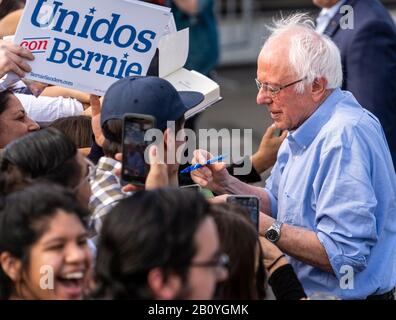 Santa Ana, États-Unis. 21 février 2020. Le candidat démocrate à la présidence, le sénateur Bernie Sanders, accueille les partisans lors d'un rassemblement de campagne à Santa Ana, en Californie. Sanders fait campagne devant Super Tuesday et le California Democratic Primary. Crédit: Sopa Images Limited/Alay Live News Banque D'Images