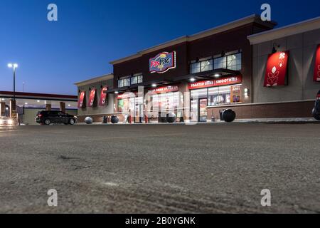 Utica, New York - 21 février 2020: Vue nocturne de la station-service et du marché Fastrac, Fastrac Markets est une marque de dépanneur dans la région de l'État de New York - le Banque D'Images