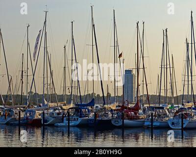 Bateaux à voile sur le Schlei avec Wikingturm, Schleswig, Schleswig-Flensburg District, Schleswig-Holstein, Allemagne, Banque D'Images