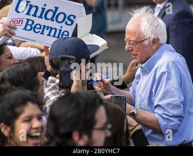 Santa Ana, Californie, États-Unis. 15 mars 2019. Le candidat démocrate à la présidence, le sénateur Bernie Sanders, accueille les partisans lors d'un rassemblement de campagne à Santa Ana, en Californie. Sanders fait campagne devant Super Tuesday et le California Democratic Primary. Crédit: Ronen Tivony/Sopa Images/Zuma Wire/Alay Live News Banque D'Images