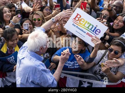 Santa Ana, Californie, États-Unis. 15 mars 2019. Le candidat démocrate à la présidence, le sénateur Bernie Sanders, accueille les partisans lors d'un rassemblement de campagne à Santa Ana, en Californie. Sanders fait campagne devant Super Tuesday et le California Democratic Primary. Crédit: Ronen Tivony/Sopa Images/Zuma Wire/Alay Live News Banque D'Images