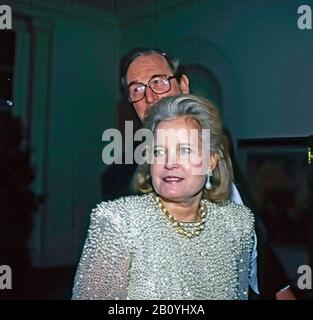 Washington, DC. États-Unis, le 13 juin 1994 le sénateur John D. (Jay) Rockefeller (D-NY) et sa femme Sharon Rockefeller arrivent à la Maison Blanche pour assister au dîner d'État en l'honneur de l'empereur japonais Akihito et Empress Michiko. Banque D'Images