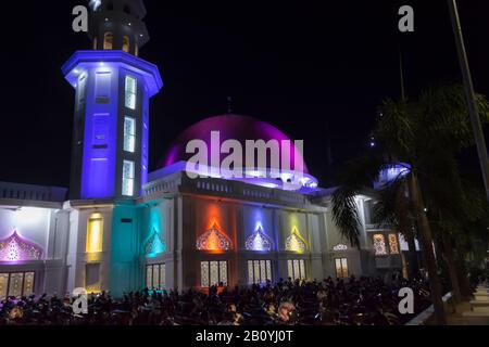 Grande mosquée d'Ummul Quraa à Sengkang, Sulawesi, Indonésie. Les gens vont à la mosquée pour prier pour les victimes du tsunami de Palu en septembre 2018 Banque D'Images