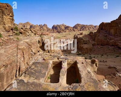 Deux tombes avec vue sur la Siq extérieure dans la ville rock de Petra, Jordanie, Moyen-Orient, Banque D'Images