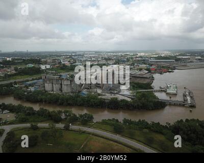 Kuching, Sarawak / Malaisie - 21 février 2020: La CMS ciment usine industrielle et usine dans la région de Muara Tabuan Banque D'Images