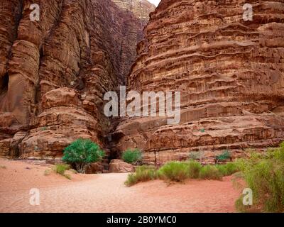 Entrée Au Canyon De Khazali À Wadi Rum, Province D'Aqaba, Jordanie, Moyen-Orient, Banque D'Images