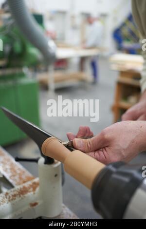 Diez, Allemagne. 21 février 2020. Les détenus font des meubles dans l'atelier de menuiserie de la prison. Les détenus qui travaillent gagnent beaucoup moins que le salaire minimum dans tout le pays. En Rhénanie-Palatinat, ils reçoivent entre 8,26 et 17,20 euros nets, selon leur niveau de rémunération - pour toute une journée de travail. (À dpa : « les prisonniers qui travaillent gagnent bien en dessous du salaire minimum ») crédit : Thomas Frey/dpa/Alay Live News Banque D'Images