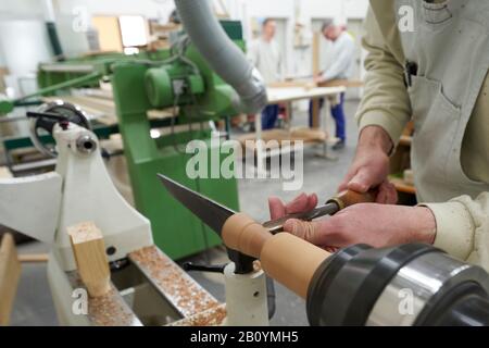 Diez, Allemagne. 21 février 2020. Les détenus font des meubles dans l'atelier de menuiserie de la prison. Les détenus qui travaillent gagnent beaucoup moins que le salaire minimum dans tout le pays. En Rhénanie-Palatinat, ils reçoivent entre 8,26 et 17,20 euros nets, selon leur niveau de rémunération - pour toute une journée de travail. (À dpa : « les prisonniers qui travaillent gagnent bien en dessous du salaire minimum ») crédit : Thomas Frey/dpa/Alay Live News Banque D'Images