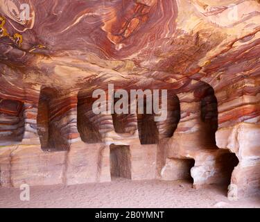 Structure rocheuse avec niches dans la ville rocheuse de Petra, Jordanie, Moyen-Orient, Banque D'Images