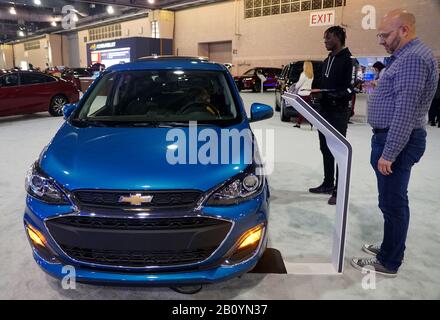 Philadelphie, Pennsylvanie, États-Unis - 9 février 2020 - un homme inspectant la couleur bleue du Boulon Chevy 2020 tout véhicule électrique Banque D'Images