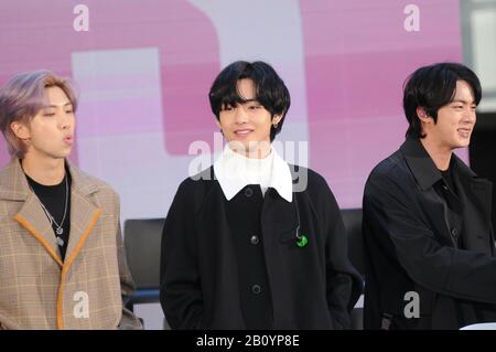 New York City, États-Unis. 21 février 2020. (L-R) Rap Monster (Kim Nanjoon), V (Kim Taehyung) et Jin (Kim Seokjin) du groupe BTS (Bangtan Boys) visitent le spectacle d'aujourd'hui à Rockefeller Plaza à New York City. Crédit: Sopa Images Limited/Alay Live News Banque D'Images