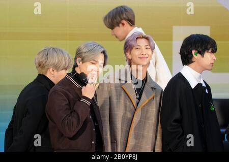 New York City, États-Unis. 21 février 2020. (L-R) LES groupes SUGA (min Yoongi), Jimin (Park Jimin), J-Hope (Jung Hoseok), Rap Monster (Kim Nanjoon) et V (Kim Taehyung) de BTS (Bangtan Boys) visitent le spectacle d'aujourd'hui à Rockefeller Plaza à New York City. Crédit: Sopa Images Limited/Alay Live News Banque D'Images