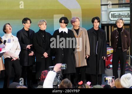 New York City, États-Unis. 21 février 2020. (L-R) J-Hope (Jung Hoseok), Jungkook (Jeon Jeongguk), SUGA (min Yoongi), V (Kim Taehyung), Rap Monster (Kim Nanjoon), Jin (Kim Seokjin) et Jimin (Park Jimin) du groupe BTS (Bangtan) visitent aujourd'hui la ville de Rockefeller à New York. Crédit: Sopa Images Limited/Alay Live News Banque D'Images