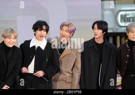 New York City, États-Unis. 21 février 2020. (L-R) LES groupes SUGA (min Yoongi), V (Kim Taehyung), Rap Monster (Kim Nanjoon), Jin (Kim Seokjin) et Jimin (Park Jimin) de BTS (Bangtan Boys) visitent le spectacle d'aujourd'hui à Rockefeller Plaza à New York City. Crédit: Sopa Images Limited/Alay Live News Banque D'Images