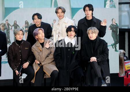 New York City, États-Unis. 21 février 2020. (L-R) Jimin (Park Jimin), Jungkook (Jeon Jeongguk), Rap Monster (Kim Nanjoon), J-Hope (Jung Hoseok), V (Kim Taehyung), Jin (Kim Seokjin) et SUGA (min Yoongi) du groupe BTS (Bangtan) visitent aujourd'hui la ville de Rockefeller à New York. Crédit: Sopa Images Limited/Alay Live News Banque D'Images