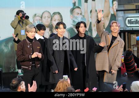 New York City, États-Unis. 21 février 2020. (L-R) Jimin (Park Jimin), V (Kim Taehyung), Jungkook (Jeon Jeongguk), Jin (Kim Seokjin) et Rap Monster (Kim Nanjoon) du groupe BTS (Bangtan Boys) visitent le spectacle d'aujourd'hui à Rockefeller Plaza à New York City. Crédit: Sopa Images Limited/Alay Live News Banque D'Images