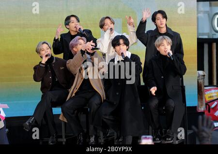 New York City, États-Unis. 21 février 2020. (L-R) Jimin (Park Jimin), Jungkook (Jeon Jeongguk), Rap Monster (Kim Nanjoon), J-Hope (Jung Hoseok), V (Kim Taehyung), Jin (Kim Seokjin) et SUGA (min Yoongi) du groupe BTS (Bangtan) visitent aujourd'hui la ville de Rockefeller à New York. Crédit: Sopa Images Limited/Alay Live News Banque D'Images