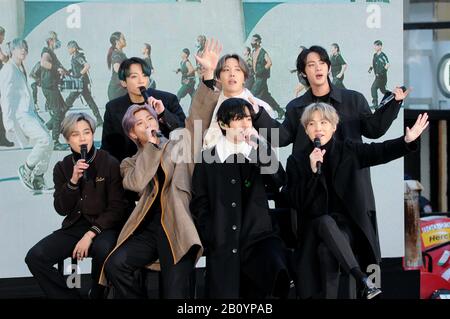 New York City, États-Unis. 21 février 2020. (L-R) Jimin (Park Jimin), Jungkook (Jeon Jeongguk), Rap Monster (Kim Nanjoon), J-Hope (Jung Hoseok), V (Kim Taehyung), Jin (Kim Seokjin) et SUGA (min Yoongi) du groupe BTS (Bangtan) visitent aujourd'hui la ville de Rockefeller à New York. Crédit: Sopa Images Limited/Alay Live News Banque D'Images