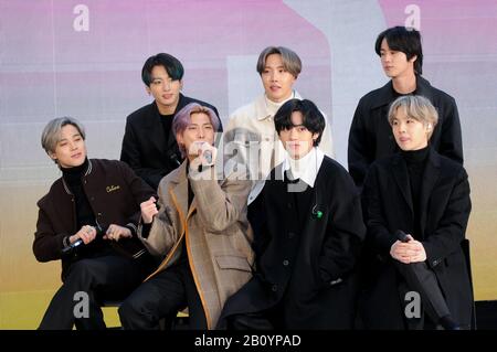 New York City, États-Unis. 21 février 2020. (L-R) Jimin (Park Jimin), Jungkook (Jeon Jeongguk), Rap Monster (Kim Nanjoon), J-Hope (Jung Hoseok), V (Kim Taehyung), Jin (Kim Seokjin) et SUGA (min Yoongi) du groupe BTS (Bangtan) visitent aujourd'hui la ville de Rockefeller à New York. Crédit: Sopa Images Limited/Alay Live News Banque D'Images