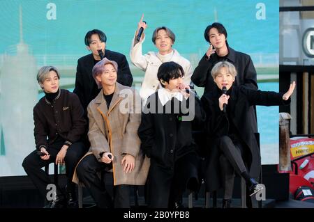 New York City, États-Unis. 21 février 2020. (L-R) Jimin (Park Jimin), Jungkook (Jeon Jeongguk), Rap Monster (Kim Nanjoon), J-Hope (Jung Hoseok), V (Kim Taehyung), Jin (Kim Seokjin) et SUGA (min Yoongi) du groupe BTS (Bangtan) visitent aujourd'hui la ville de Rockefeller à New York. Crédit: Sopa Images Limited/Alay Live News Banque D'Images