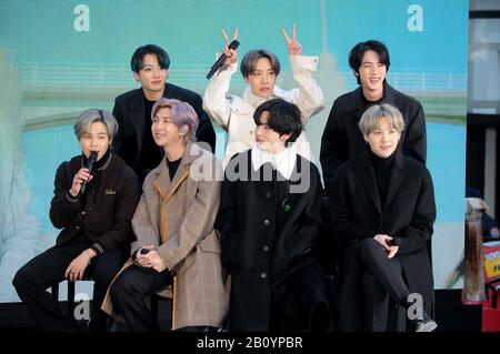 New York City, États-Unis. 21 février 2020. (L-R) Jimin (Park Jimin), Jungkook (Jeon Jeongguk), Rap Monster (Kim Nanjoon), J-Hope (Jung Hoseok), V (Kim Taehyung), Jin (Kim Seokjin) et SUGA (min Yoongi) du groupe BTS (Bangtan) visitent aujourd'hui la ville de Rockefeller à New York. Crédit: Sopa Images Limited/Alay Live News Banque D'Images