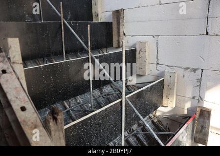 coffrage en bois et barre en acier prêt pour la construction d'escaliers en béton , fond de chantier Banque D'Images